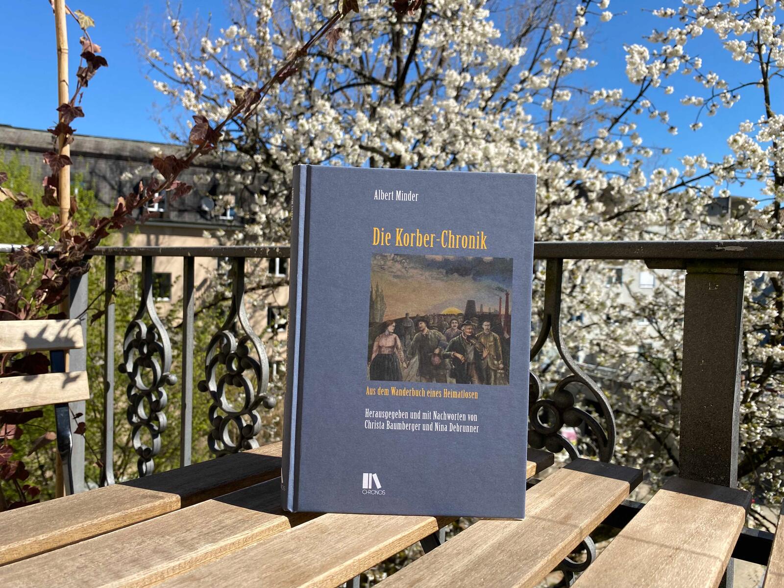 Die Korber-Chronik in einem frühlingshaften Garten Die Korber-Chronik in einem frühlingshaften Garten